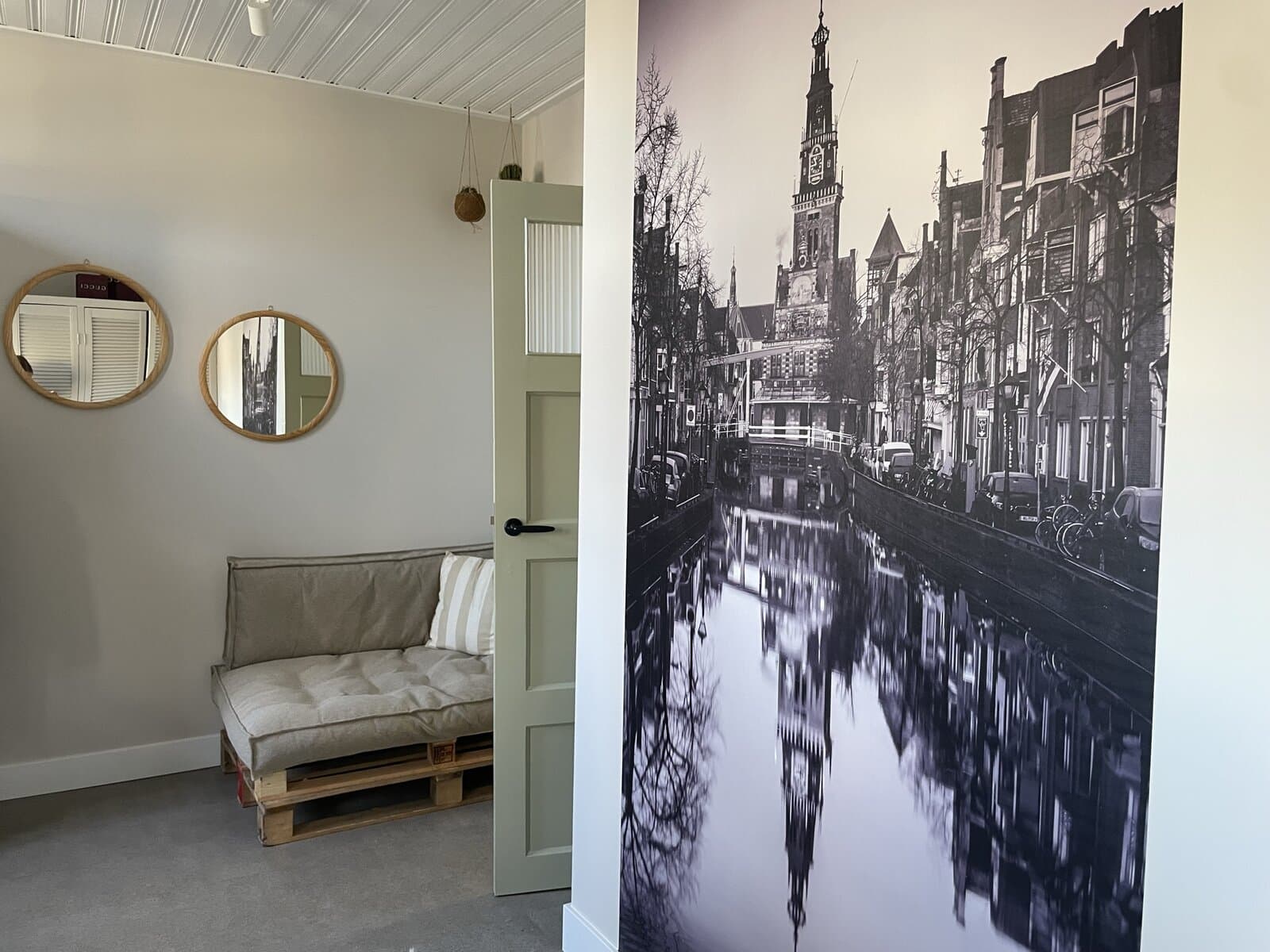 Fotobehang met de Alkmaarse Waagtoren op een wand naast een pas geschilderde deur