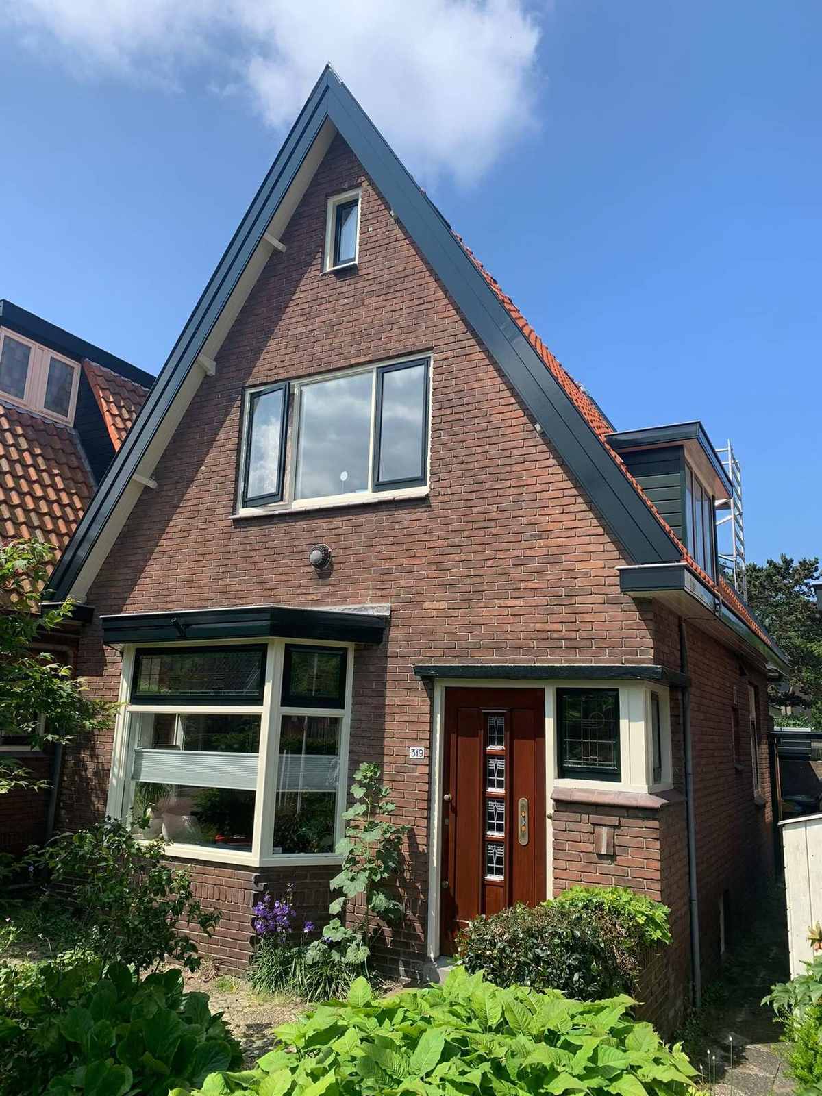 Vrijstaande woning in Heiloo met puntgevel en pas geschilderde kozijnen