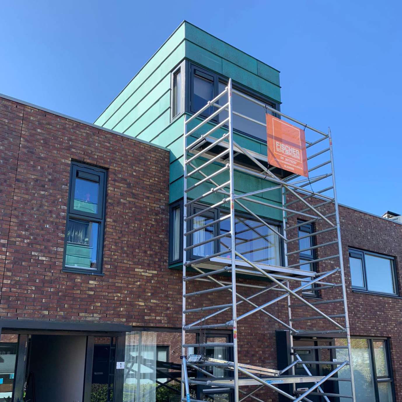 Buitenschilderwerk aan het houtwerk van een woning